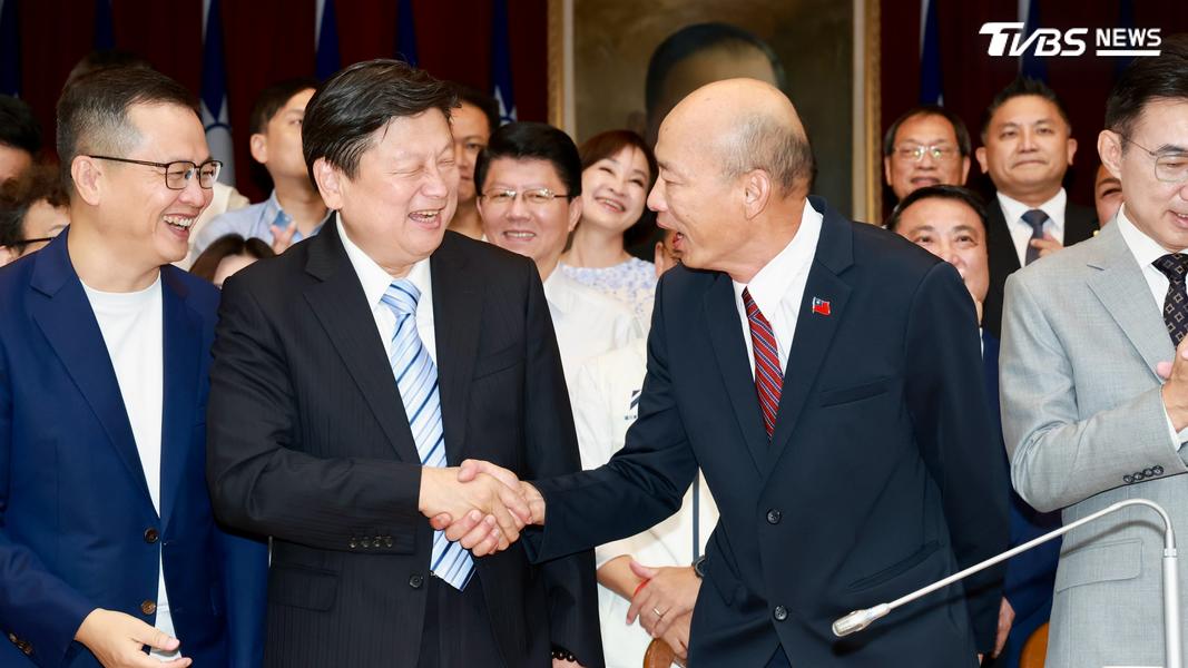 韓國瑜對傅崐萁動怒後兩人再同框握手互動,並與國民黨立委們一同拍大合照。(圖/潘建樺攝)