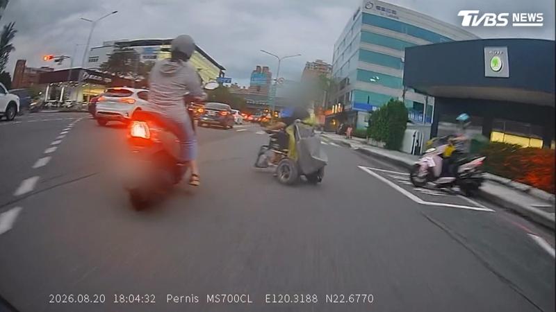 電動輪椅路上無故「飄移」! 後方騎士難閃追撞慘摔