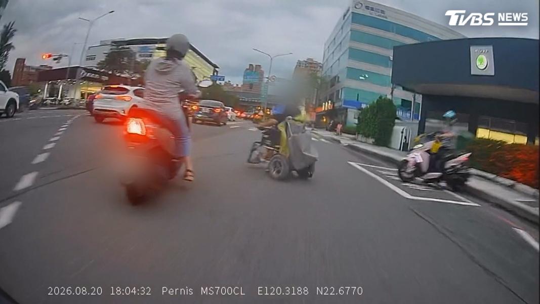 高雄民族路下班尖峰驚險一撞,輪椅男擋道,騎士反應不及撞上,所幸雙方僅受輕傷。(圖/翻攝Threads@hiki_08_26)
