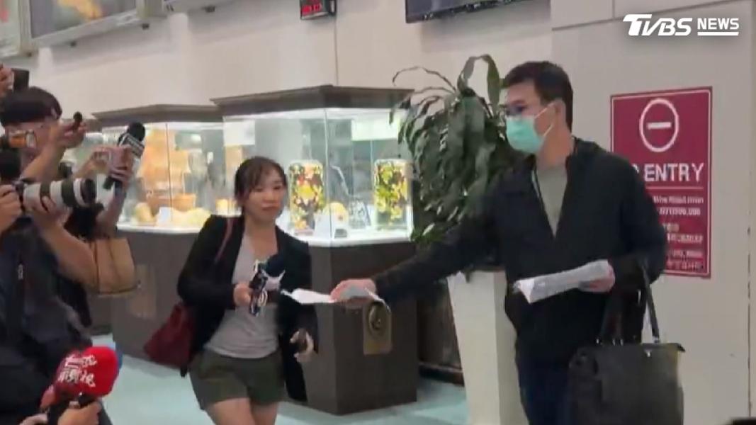 對於趙建銘沉默一個多禮拜後僅拿出一張A4紙回應。(圖/TVBS)