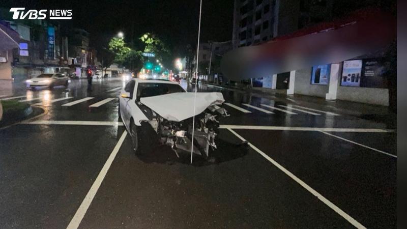 黑夜、雨天我轉圈圈! 疑輪胎壓水打滑失控 駕駛酒駕曝光