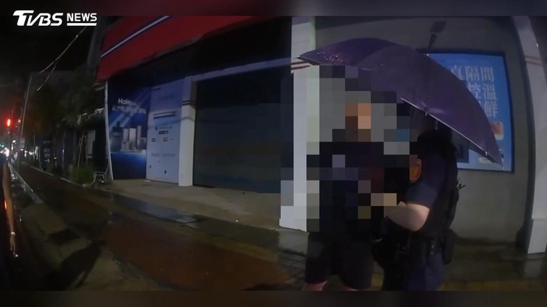 22歲的陳姓駕駛,疑似稍早前在市區喝酒,而且酒測值0.4毫克,已經明顯超標。(圖/TVBS)