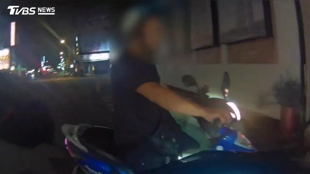 一名騎士,紅燈左轉,被巡邏員警當場目擊並攔下盤查,酒測值達0.38毫克。(圖/TVBS)