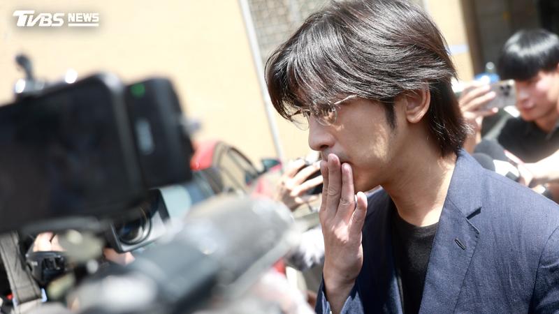 閃兵開庭插曲!大批法院女員工旁聽追星 記者掉鞋陳柏霖嘴角難壓