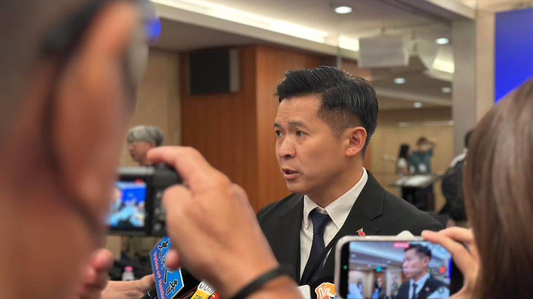 新竹市長參選人何志勇長期在國民黨與政策研究體系工作,擁有政治、國際事務及政策研究的相關經歷。(圖/翻攝自何志勇臉書)