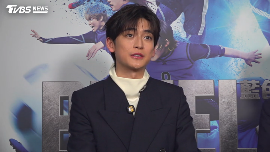 高橋文哉笑稱自己因為這部戲而讓柔軟度變超好。(圖/TVBS)