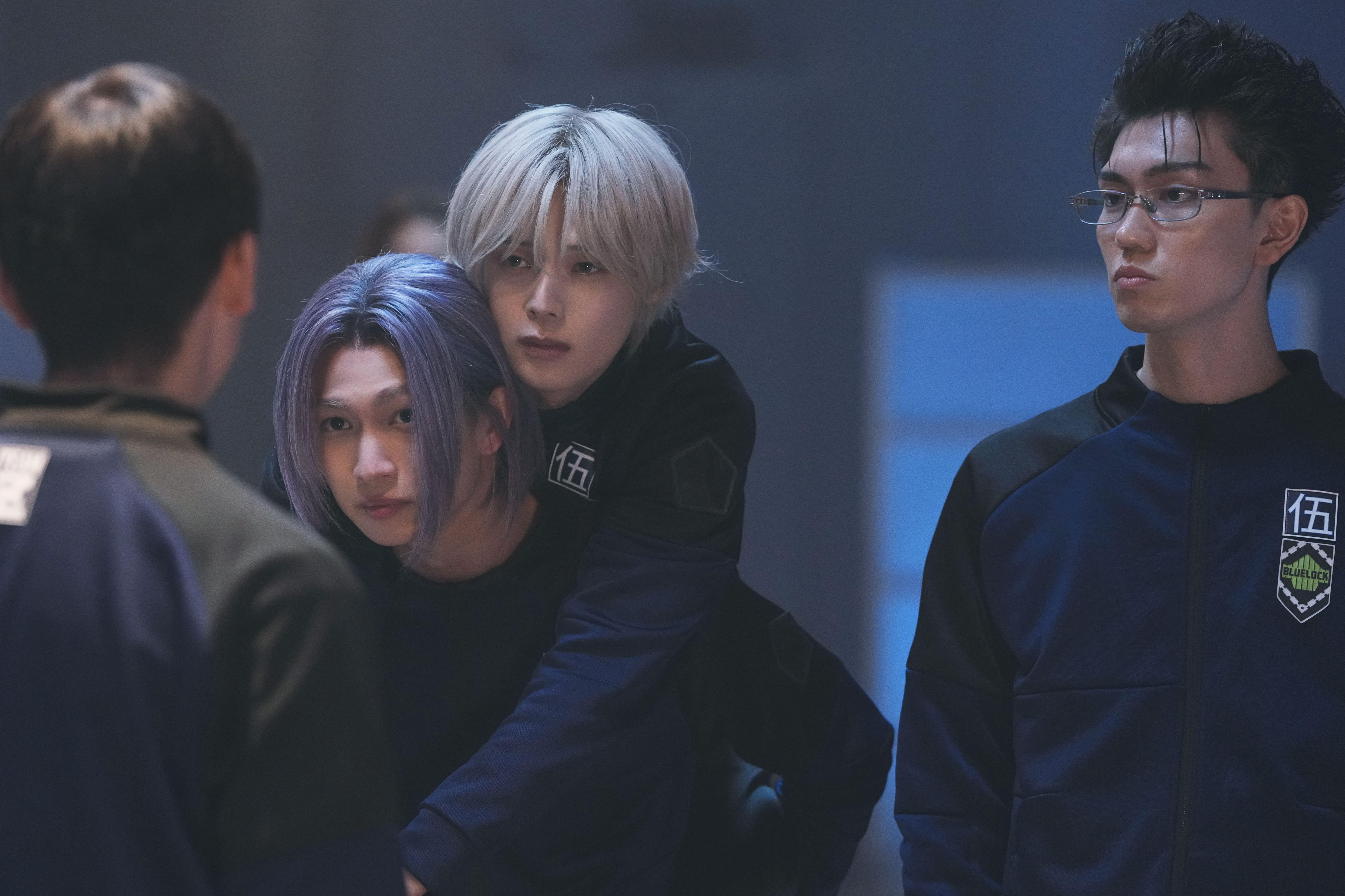 「&TEAM」成員K（中）首度演出，有問題他也不害羞，請教前輩演員們。（圖／甲上娛樂提供）
