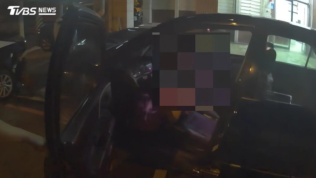 劉女受困車內除了腿部骨折,舌頭也因撞擊造成斷裂。(圖/TVBS)