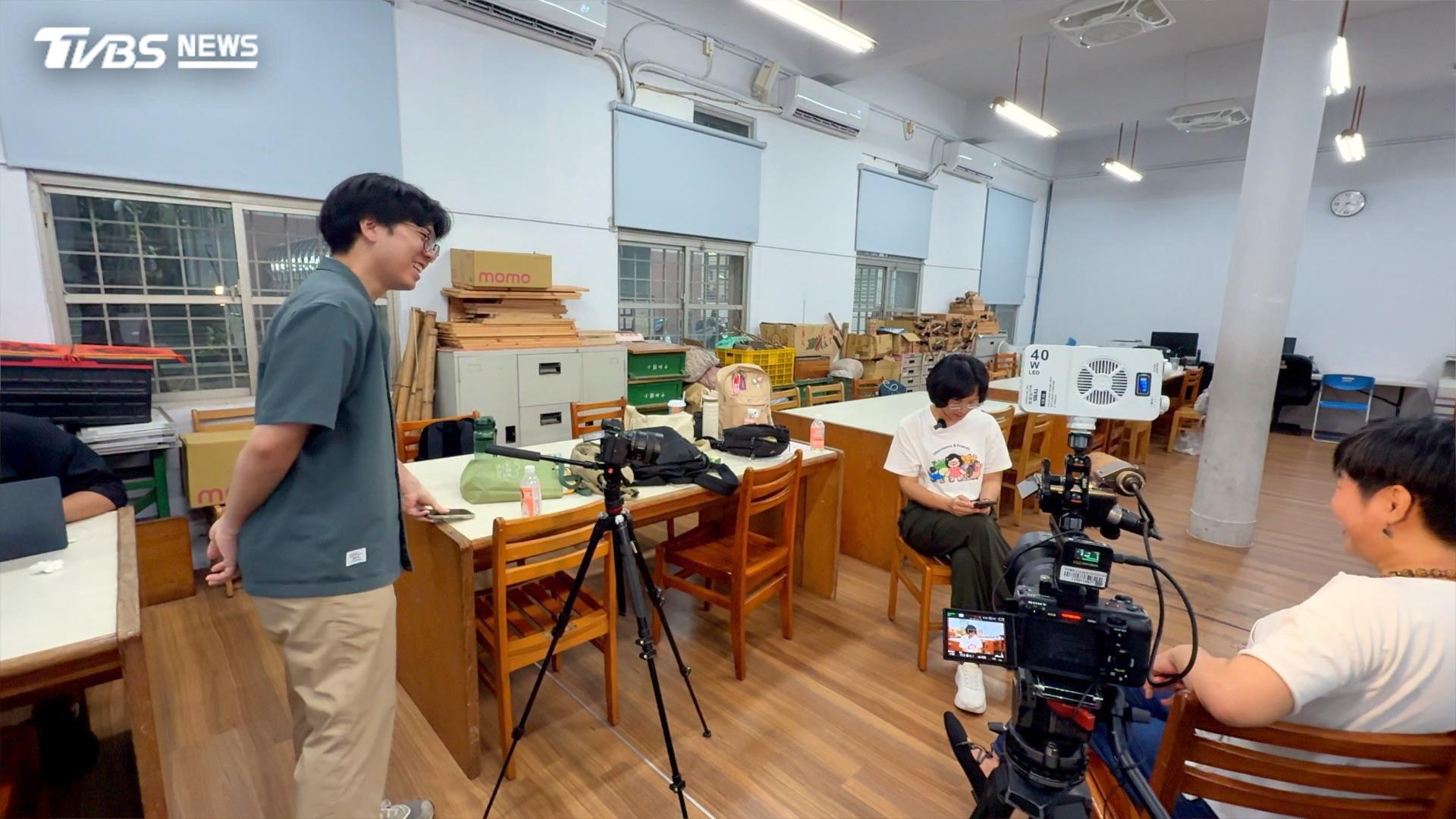 蘇巧慧團隊，不叫她委員或老闆，是叫「大姐」。幕僚說她在家旁行老大，再來她很會照顧人。她說自己也是助理出身，和很多同仁，一起長大的。（圖／柯勝雄攝）