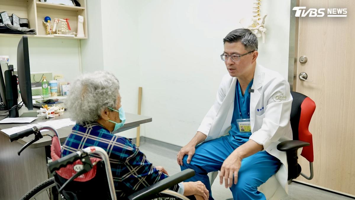 跌一跤就骨折不是運氣差!醫揭出現「這疾病」... 像「骨牌效應」恐一路失能