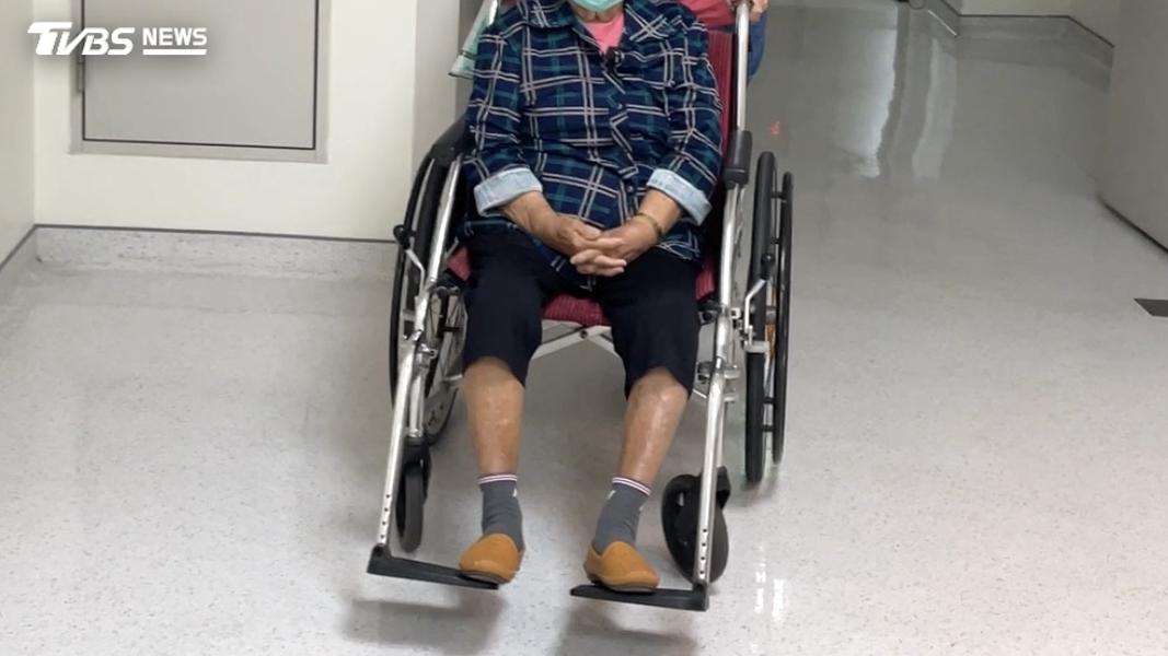 跌一跤就骨折不是運氣差!醫揭出現「這疾病」... 像「骨牌效應」恐一路失能(圖/TVBS)