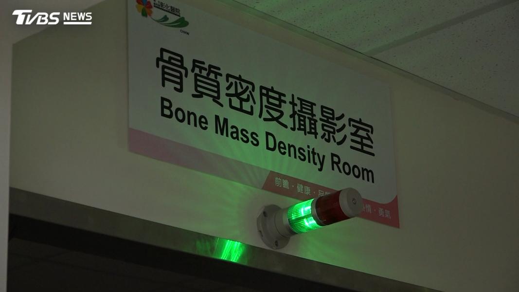 跌一跤就骨折不是運氣差!醫揭出現「這疾病」... 像「骨牌效應」恐一路失能(圖/TVBS)