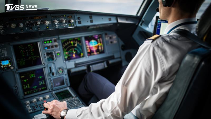 麥克風沒關!機長「爆粗口」飆罵空服7分鐘 250名乘客全聽見