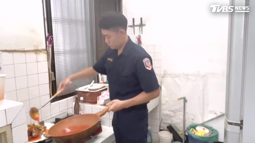 金牌廚師轉行當警察!26歲曾明修有空時會在派出所廚房發揮專長,讓同仁們吃飽再上工(圖/TVBS)