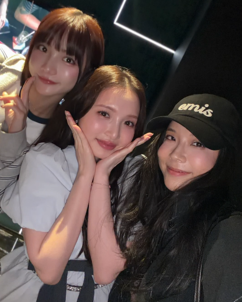 Nina(左)、網紅佑妮(中)、網紅Alice(右)三人常一起出遊。(圖/翻攝自IG@aliceeecccc)