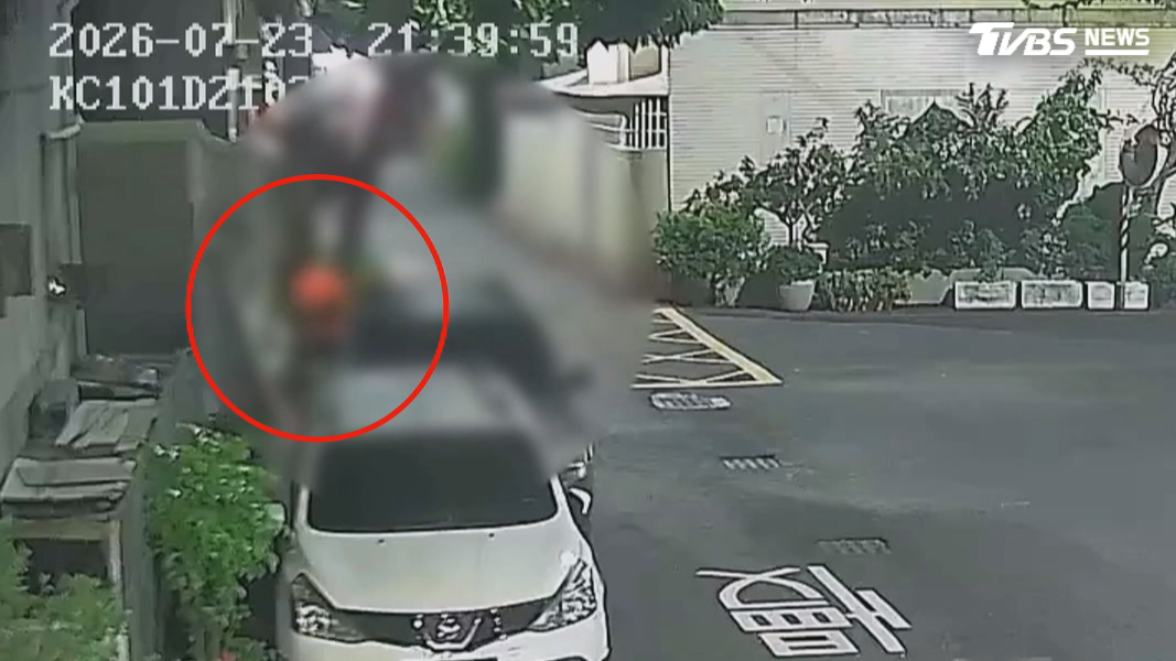 高雄市鳳山區一名陳姓民眾指控,吳姓義警醉酒丟石砸狗 小狗傷後近1月後亡飼主提告(圖/TVBS)