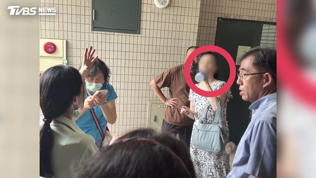 買菜搭電梯突故障!彰化女「困50分鐘」悶熱車廂汗流浹背獲救(圖/TVBS)