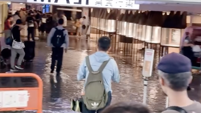 大雨炸雙北!花博動漫祭慘遭水淹 民眾涉水克難站高處躲水