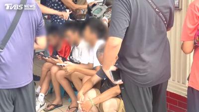 彰化蛋黃酥排隊潮!國中生暑假代排「7天賺2100」 隔壁還有現貨加價賣
