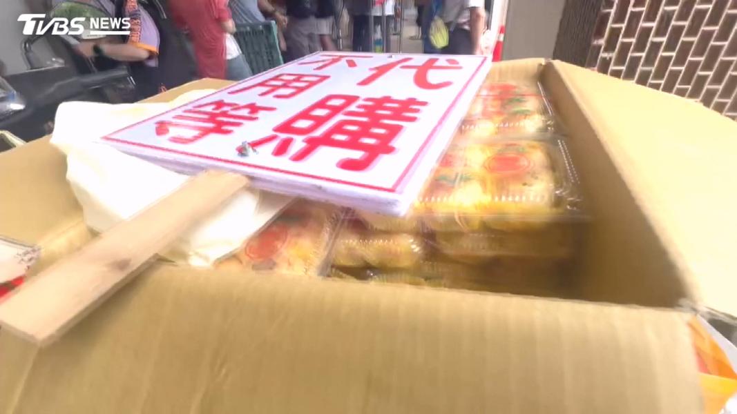 彰化蛋黃酥排隊潮!國中生暑假代排「7天賺2100」 隔壁還有現貨加價賣(圖/TVBS)