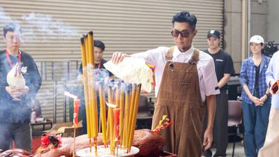 香港直擊/古天樂出道30年首場演唱會登場!「緋聞女友」陪拜拜祈福 劉德華座駕出現