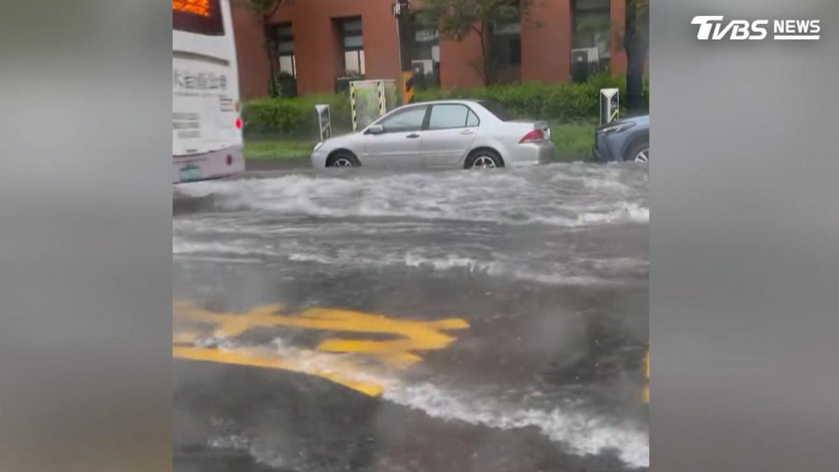 台南時雨量50mm 成大校門慘變水池