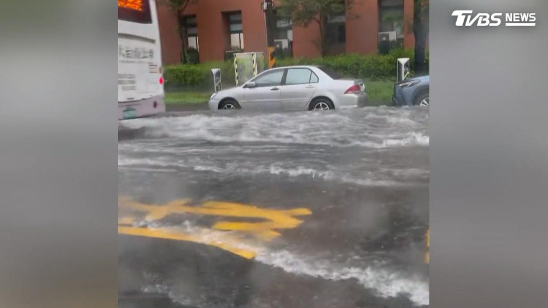 南部地區連日降下大雨,台南市鬧區多處嚴重積水,就連成功大學校門口也難逃淹水命運(圖/threads@tsai_1220)
