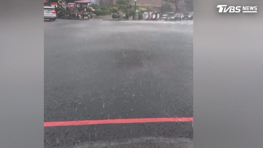 南部地區連日降下大雨,台南市鬧區多處嚴重積水,就連成功大學校門口也難逃淹水命運(圖/threads@tsai_1220)