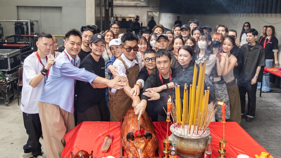 古天樂與工作團隊合影。(圖/天下一提供)