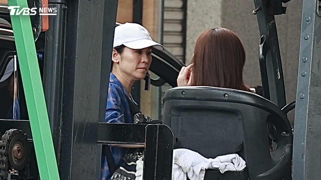 宣萱下車時似乎還沒妝髮。(圖/黃城碩攝)