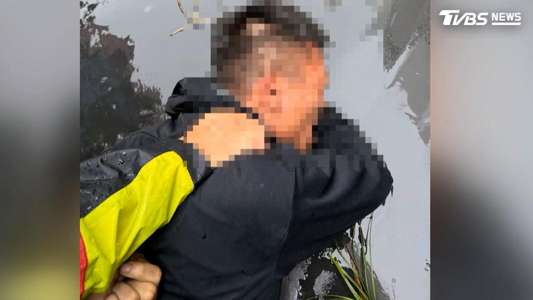 所有受困人員被救出後,其中一名25歲的何姓男子在接受盤查時神情詭異,何姓男租客眼神閃爍,虛報身分,隨後趁亂拔腿逃逸。經查證後確認,何姓男子身負詐欺通緝。(圖/TVBS)