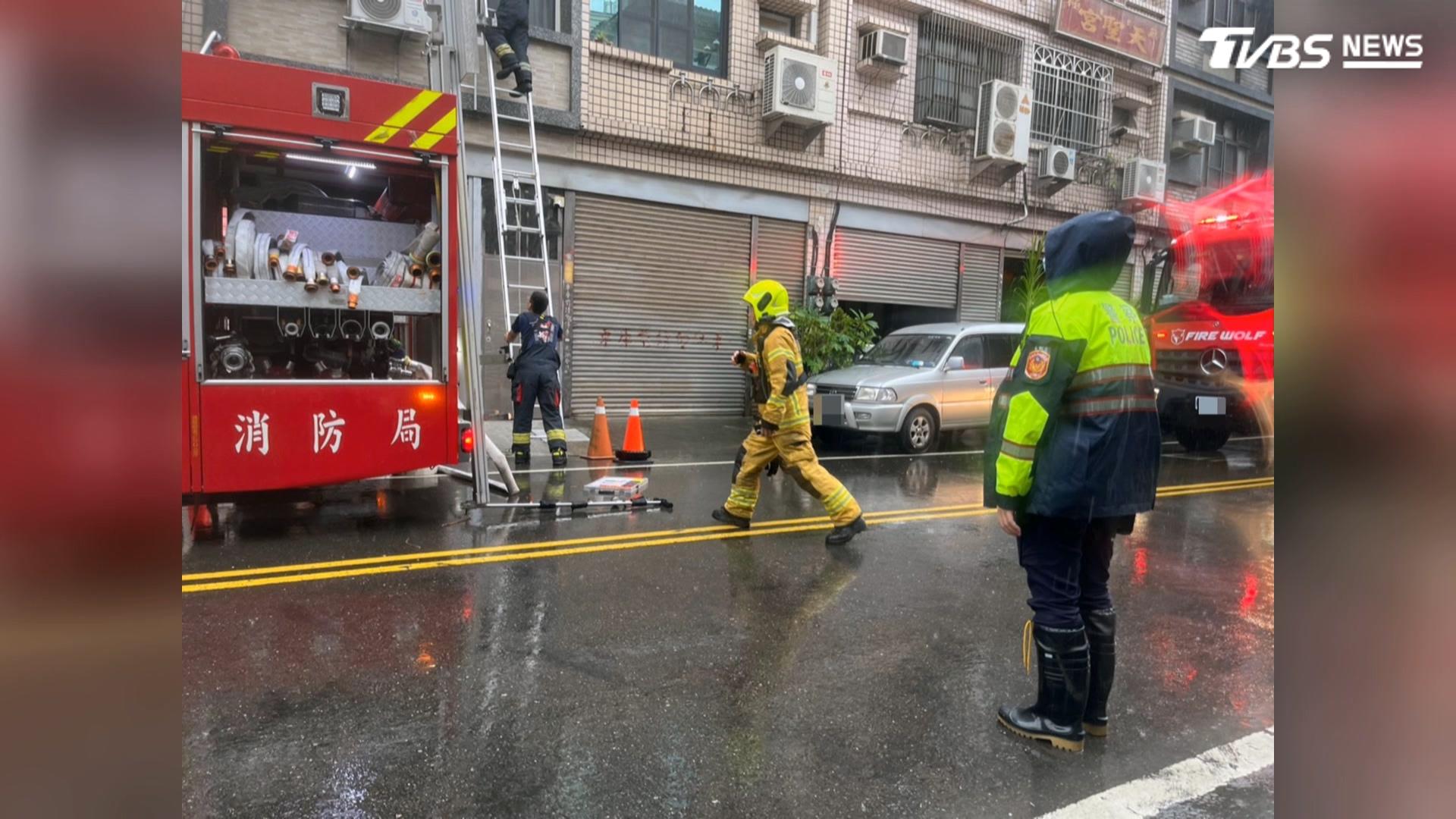岡山火警意外抓到人!25歲男獲救後狂奔 警追進巷弄壓制揪出通緝犯(圖/TVBS)