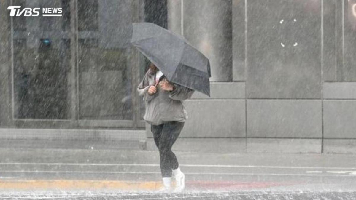 明天天氣/豪雨彈猛炸!「1地」連3天紫爆 颱風最新動向曝