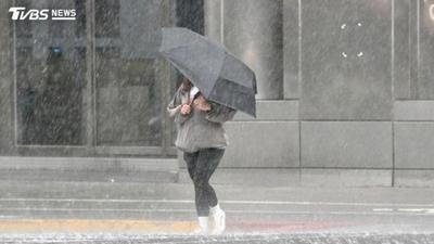 明天天氣/豪雨彈猛炸!「1地」連3天紫爆 颱風最新動向曝