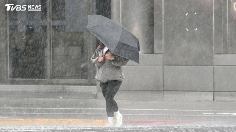 明天天氣/豪雨彈猛炸!「1地」連3天紫爆 颱風最新動向曝