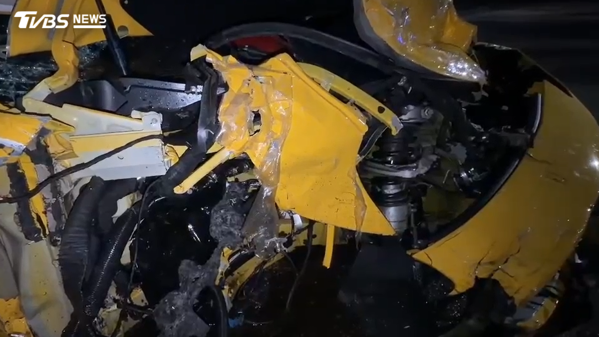 快訊/台中超跑高速撞市區!法拉利扭成黃色廢鐵 整車爆開噴零件