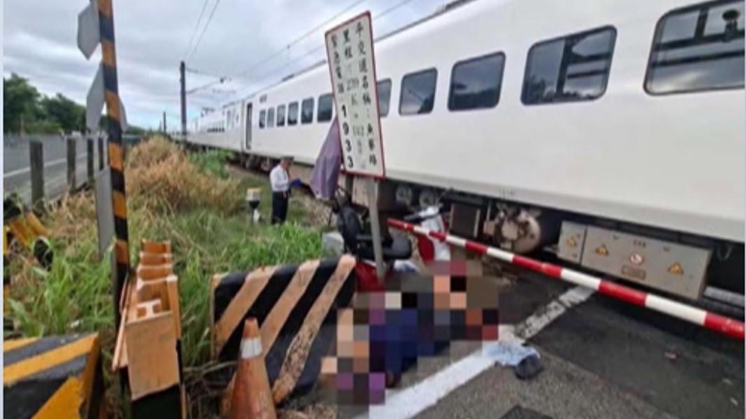 86歲老翁騎電輔車疑卡平交道,遭新自強號撞上身亡。(圖/臉書:三鐵情報社:事故通報與鐵道事件分享)