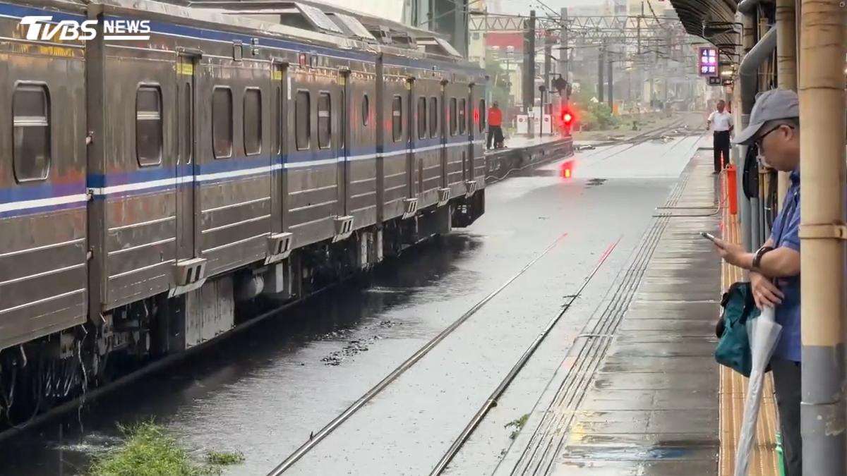 台南大雷雨開轟!淹水災情頻傳 雨灌台鐵軌道「永康=保安中斷」