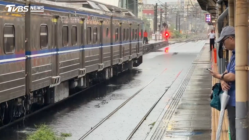 台南雷雨爆淹水災情!雨灌台鐵軌道 「永康=保安」降速行駛