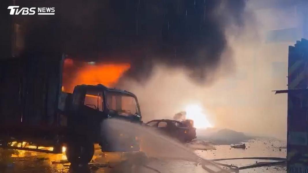 現場周邊車輛遭波及。(圖/TVBS)