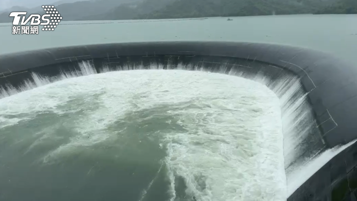 豪大雨狂炸台南!雨量突破250毫米 「這水庫」滿到自然溢流