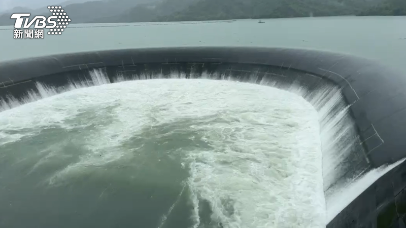 豪大雨狂炸台南!雨量突破250毫米 「這水庫」滿到自然溢流