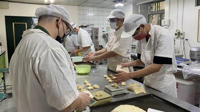 總統府預算遭凍砍月餅訂單 庇護工場孩子問:是不是做錯什麼?
