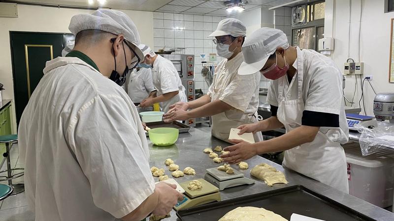 總統府預算遭凍砍月餅訂單 庇護工場孩子問:是不是做錯什麼?