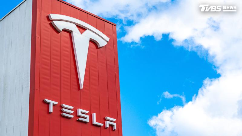 特斯拉全球電動車銷售量優於預期,股價勁揚。(圖/Shutterstock達志影像)