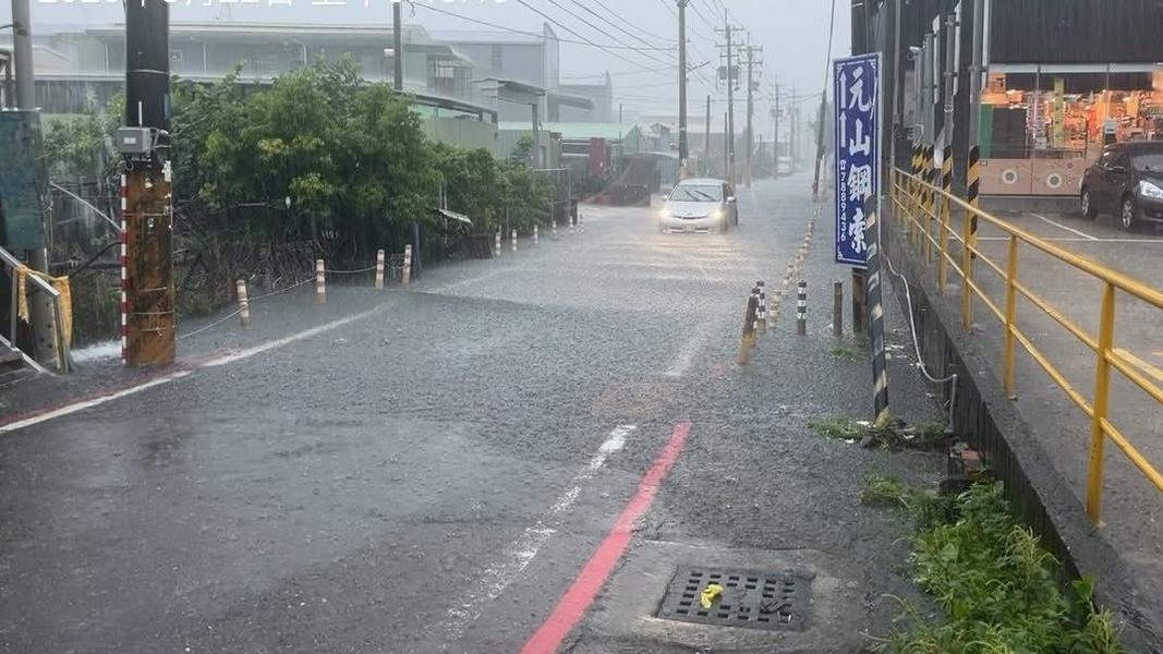 目前高雄大寮里內部分路段出現淹水情形。(圖/翻攝自咱是大寮人社團)