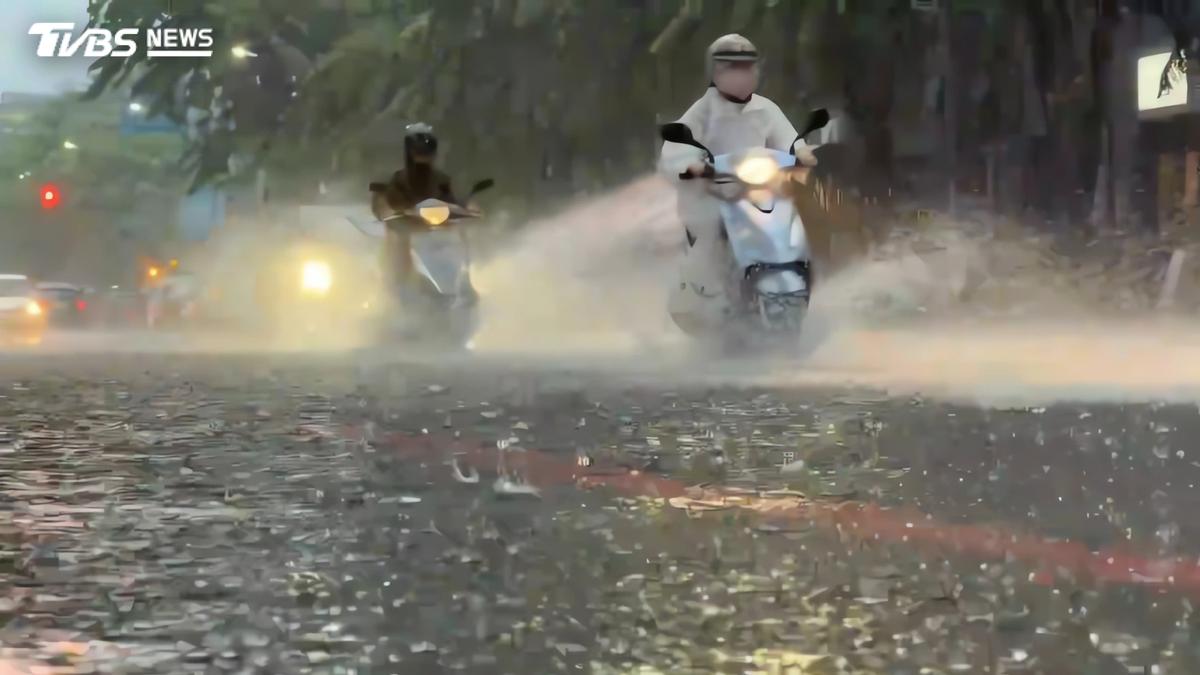 高雄暴雨炸出汪洋!大寮多處道路嚴重積水 騎士涉水畫面曝光