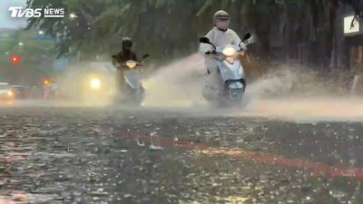 高雄暴雨炸出汪洋!大寮多處道路嚴重積水 騎士涉水畫面曝光