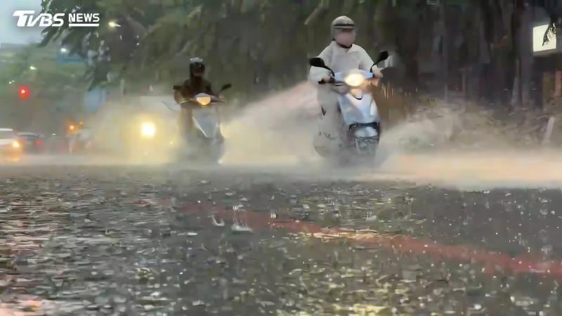 高雄暴雨炸出汪洋!大寮多處道路嚴重積水 騎士涉水畫面曝光