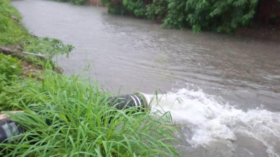目前大寮里雨勢仍持續,抽水機仍在運作。(圖/翻攝自咱是大寮人社團)